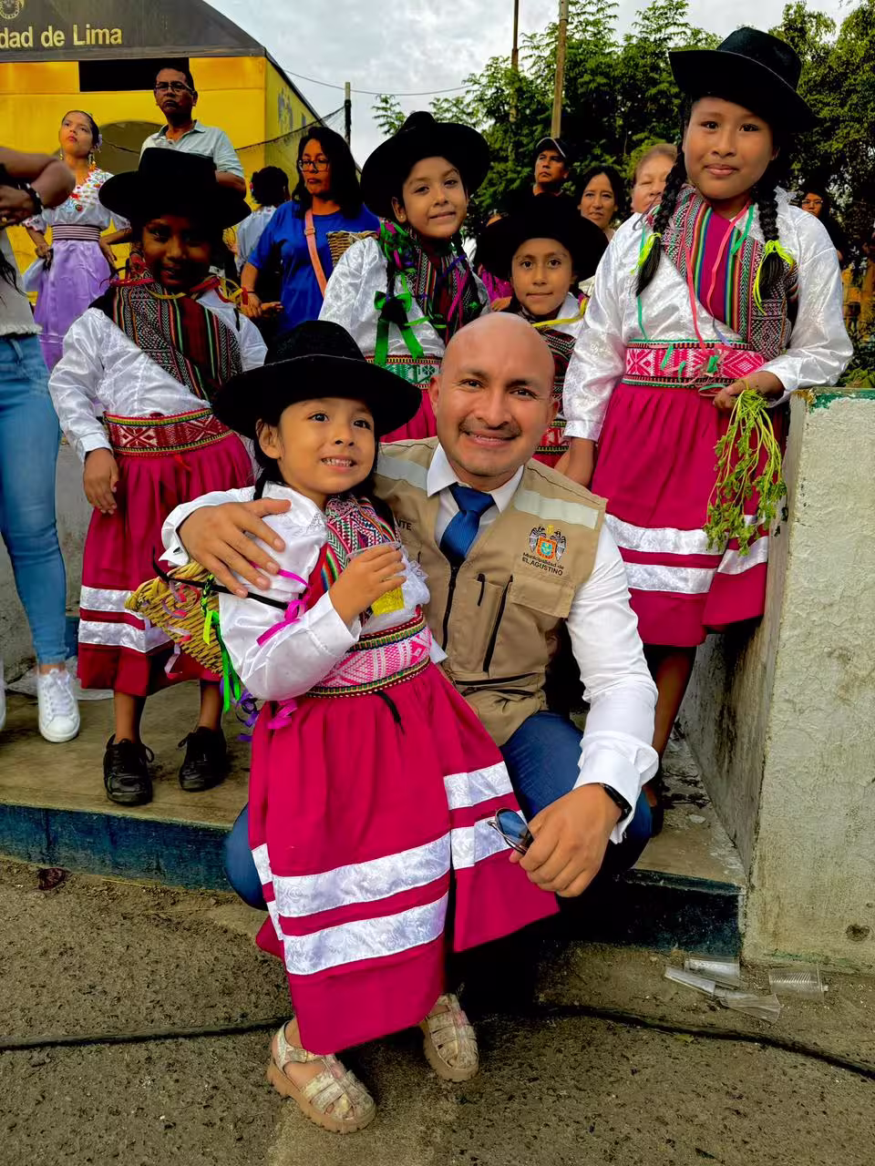 Luis Alonso con niños